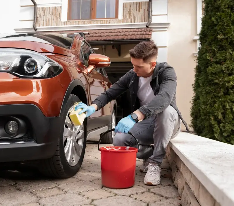 Lavage auto à domicile Bazoches-lès-Bray : professionnel intervenant sur un véhicule